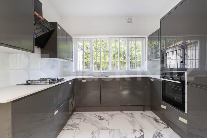 Newly refurbished 6 bedroom 4 bathroom house close to northern line station Holden Road , North Finchley 